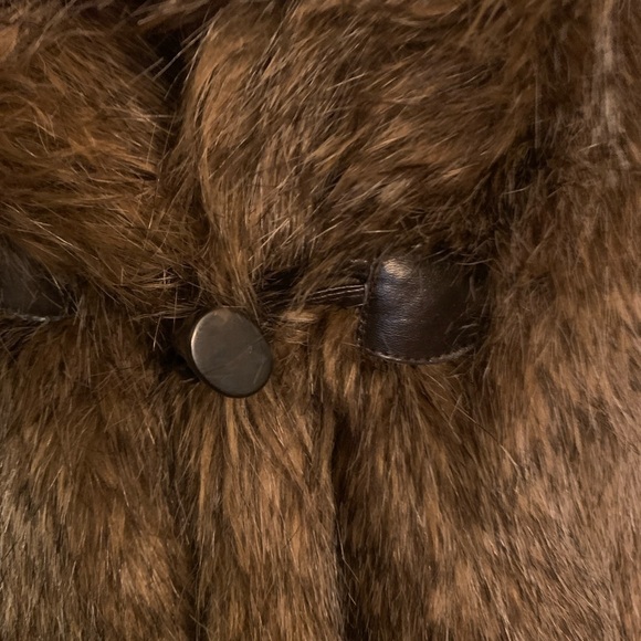 NEW Pamela McCoy Couture Brown Faux Fur Vest Size Large w/ Hood Toggle Closure - Picture 11 of 13